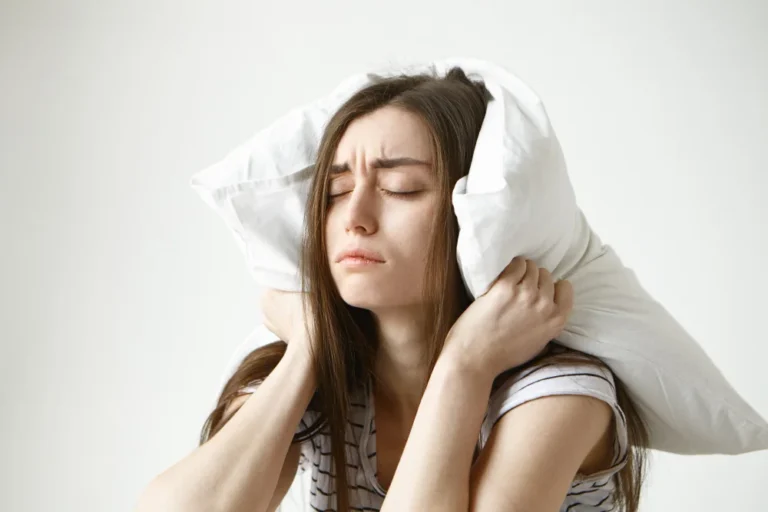 Sleep Apnea Symptoms: स्लीप एपनिया के लक्षण, आयुर्वेदिक इलाज और योगासन
