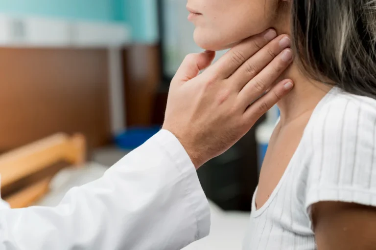 Thyroid in Female: महिलाओं में थायराइड के लक्षण, कारण और साइड इफेक्ट
