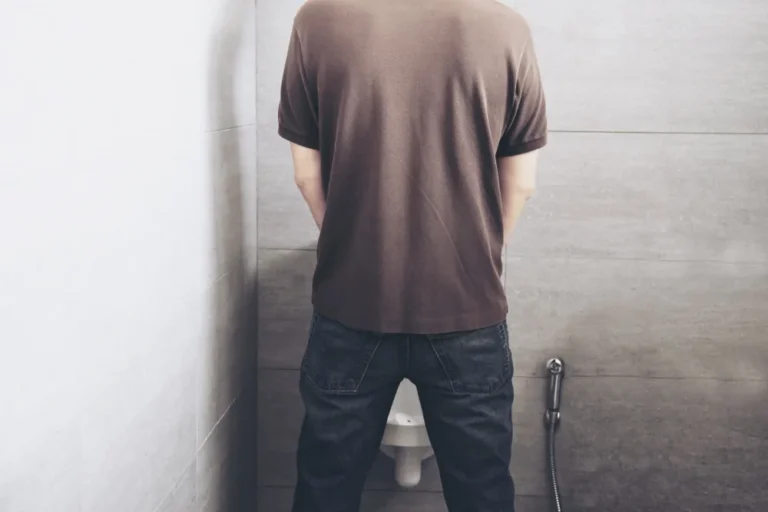 Frequent Urination: पुरुषों और महिलाओं को बार-बार पेशाब आना: कारण और उपाय