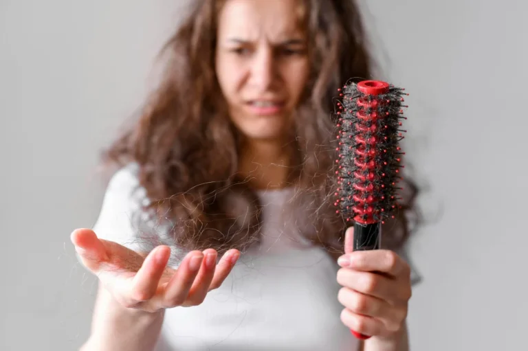 How to Control Hair Fall: तेजी से झड़ते बालों को कैसे रोके? जानिए घरेलू रामबाण नुस्खे
